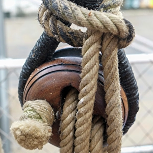 Ship Prints: London, England, Great Britain. Tied sailing line