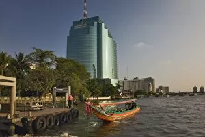 Images Dated 16th February 2006: Long tail boat docking, Chao Phraya River from the Old Farang Quarter, Bangkok, Thailand
