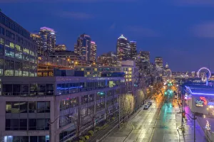 Images Dated 15th February 2019: Looking down onto Alaskan Way traffic at dusk in Seattle, Washington State, USA