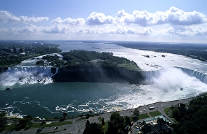 Images Dated 24th July 2007: Looking back at the USA horseshoe falls in Niaigara Falls Ontario Canada