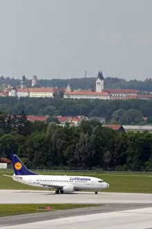 Images Dated 20th June 2006: Lufthansa Boeing 737 airplane landing at Munich airport, Germany