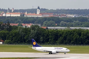 Images Dated 20th June 2006: Lufthansa Boeing 737 airplane landing at Munich airport, Germany