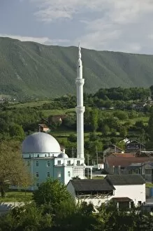 Images Dated 8th May 2007: MACEDONIA, Lascarce. Town View and Lascarce Mosque