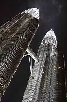 Images Dated 23rd March 2007: Malaysia. Kuala Lumpur. The night view of Petronas Twin Towers
