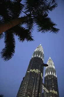 Images Dated 23rd March 2007: Malaysia. Kuala Lumpur. The Petronas Twin Towers in twilight