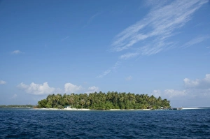Images Dated 2nd January 2011: Maldives, North Male Atoll, Island of Kuda Bandos. Resort island of Bandos in the distance