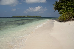 Images Dated 2nd January 2011: Maldives, North Male Atoll, Island of Kuda Bandos. View of the resort island of Bandos