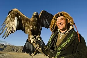 Images Dated 30th September 2006: Man with his eagle at Altai Eagle Festival (MR)