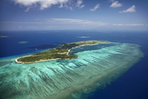 Images Dated 24th October 2011: Mana Island and coral reef, Mamanuca Islands, Fiji, South Pacific - aerial