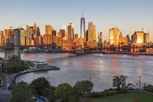 Images Dated 18th January 2022: Manhattan, New York, USA. Sunrise view of Manhattan and the Brooklyn Bridge