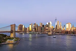 Images Dated 18th January 2022: Manhattan, New York, USA. Sunrise view of Manhattan and the Brooklyn Bridge