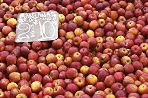Images Dated 21st August 2005: A market stall street market merchant selling apples in a big pile, Manzana Red Delicious
