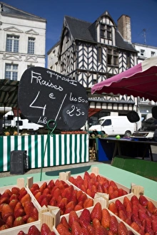 Images Dated 6th April 2007: Marketplace, La Rochelle, Charante Maritime, Poitou-Charantes, France