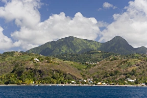Images Dated 11th February 2007: MARTINIQUE. French Antilles. West Indies. Pitons du Carbet rise above town of Le Carbet