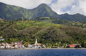 Images Dated 11th February 2007: MARTINIQUE. French Antilles. West Indies. Pitons du Carbet rise above town of Le Carbet