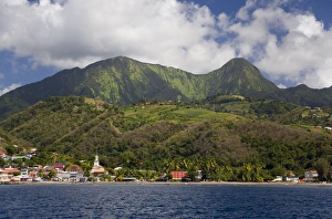 Images Dated 11th February 2007: MARTINIQUE. French Antilles. West Indies. Pitons du Carbet rise above town of Le Carbet