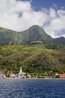 Images Dated 11th February 2007: MARTINIQUE. French Antilles. West Indies. Pitons du Carbet rise above town of Le Carbet