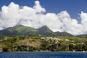 Images Dated 11th February 2007: MARTINIQUE. French Antilles. West Indies. Pitons du Carbet rise above town of Le Carbet