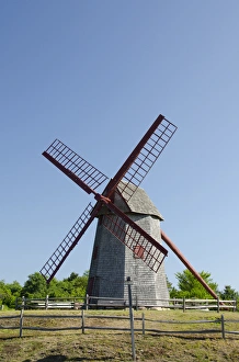 Images Dated 28th July 2011: Massachusetts, Nantucket Island. The Old Windmill (aka Grindmill) the oldest operating