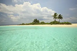Images Dated 28th March 2010: Mathidhoo Island, uninhabited, North Huvadhoo Atoll, Southern Maldives, Indian Ocean