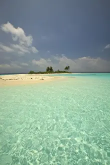 Images Dated 28th March 2010: Mathidhoo Island, uninhabited, North Huvadhoo Atoll, Southern Maldives, Indian Ocean