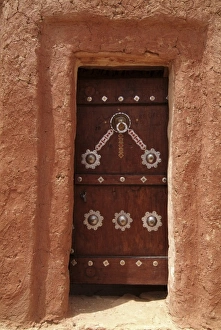 Images Dated 3rd April 2006: Mauritania, Decorated door in Oualata