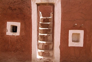 Images Dated 3rd April 2006: Mauritania, Oualata, House decorated in ochre