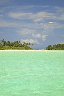 Images Dated 5th April 2010: Medahutthaa Island, North Huvadhoo Atoll, Southern Maldives, Indian Ocean