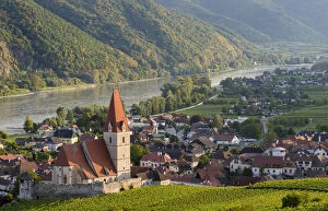 Austria Gallery: Medieval town of Weissenkirchen in the Wachau, with fortified church Mariae Himmelfahrt