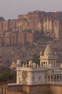Images Dated 9th November 2006: Mehrangarh Fort of Jodhpur and Jaswant Thada in the foreground. Rajasthan, INDIA