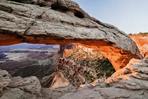Images Dated 30th May 2004: Mesa Arch on the Island in the Sky, Canyonlands National Park, Utah, USA