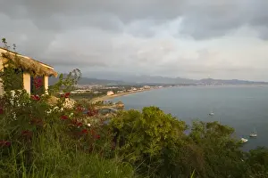 Images Dated 7th December 2006: Mexico, Colima, Manzanillo. Playa Salagua / overview of Manzanillo Bay / Sunset