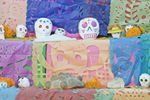 Images Dated 1st November 2009: Mexico, Guanajuato, San Miguel de Allende, Day of the Dead Altar