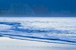 Images Dated 12th December 2006: Mexico, Guerrero, Ixtapa. Playa del Palmar Beach / Dawn