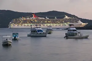 Images Dated 13th December 2006: Mexico, Guerrero, Zihuatanejo. Cruiseship off Playa Municipal / Dusk