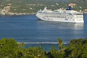 Images Dated 12th December 2006: Mexico, Guerrero, Zihuatanejo. Cruiseship on Zihuatanejo Bay / Morning