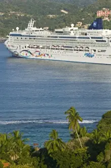 Playa La Ropa Prints: Mexico, Guerrero, Zihuatanejo. Cruiseship on Zihuatanejo Bay / Morning