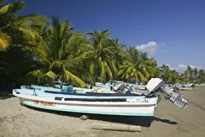 Images Dated 11th December 2006: Mexico, Guerrero, Zihuatanejo. Fishing Boats on Playa Municipal Beach