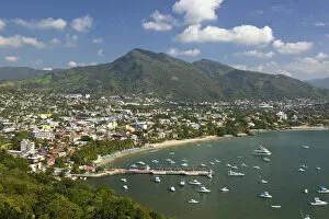 Images Dated 11th December 2006: Mexico, Guerrero, Zihuatanejo. High Vantage Town View / Daytime