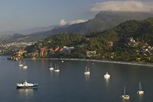 Mexico, Guerrero, Zihuatanejo. Playa La Ropa / Morning