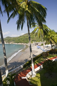 Images Dated 8th December 2006: Mexico, Jalisco, Cuastecomates. Playa Cuastecomates / Beach Overview