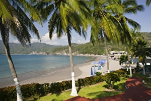 Images Dated 8th December 2006: Mexico, Jalisco, Cuastecomates. Playa Cuastecomates / Beach Overview