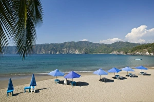 Images Dated 8th December 2006: Mexico, Jalisco, Cuastecomates. Playa Cuastecomates / Beach Overview