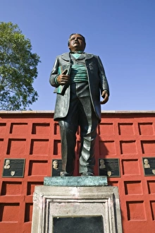 Images Dated 2nd December 2006: Mexico, Queretaro State, Queretaro. Mausoleum of the Corregidora-Statue of notable