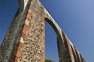 Images Dated 2nd December 2006: Mexico, Queretaro State, Queretaro. Los Arcos Aqueduct (b.1726-1735) 1.28 km long
