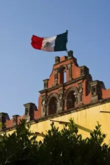 Images Dated 2nd November 2006: Mexico, San Miguel de Allende. Mexican flag flies in breeze atop Colegio de Sales school