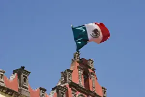 Images Dated 2nd November 2006: Mexico, San Miguel de Allende. Mexican flag flies in breeze atop Colegio de Sales school