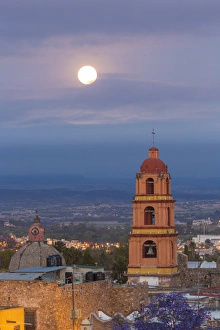 Images Dated 27th March 2013: Mexico, San Miguel de Allende. Full moon over city