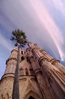Images Dated 7th December 2006: Mexico, San Miguel de Allende, The Parroquia Church, Church and Palm Tree at an angle