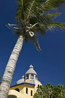 Images Dated 5th December 2006: Mexico, Sinaloa State, Mazatlan. Palm and House on Playa Olas Altas Beach